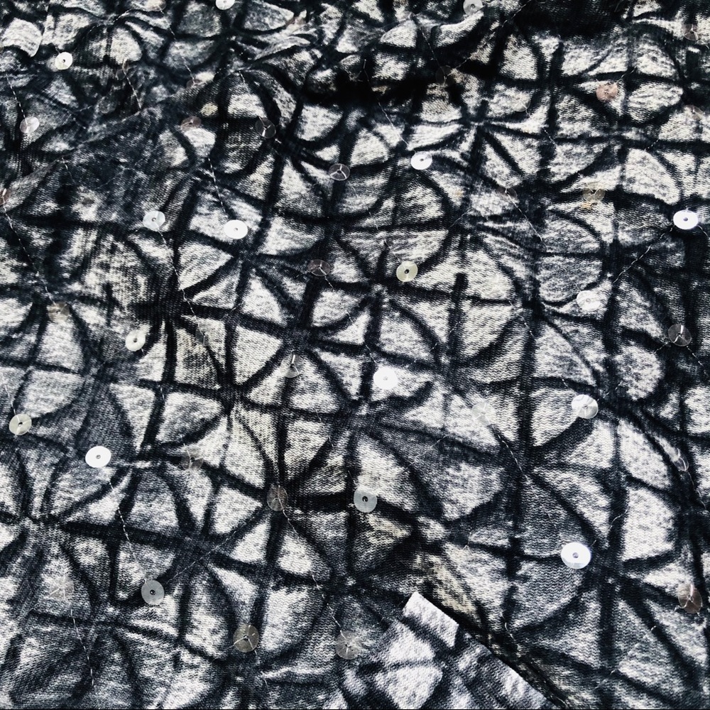 JONES NEW YORK GRAY-BLACK GEOMETRIC WRAP TOP - Picture 2 of 6